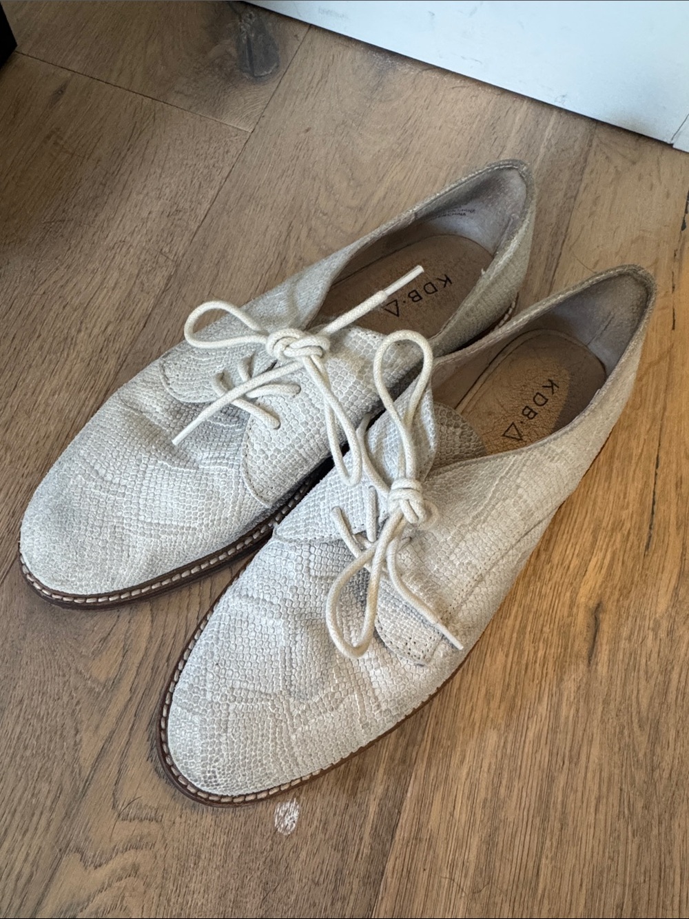 Kelsi Dagger Cream Textured Lace-Up Derby Shoes